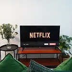 Modern 2Br Flat Near City Centre W Street Parking