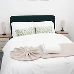 Modern 2Br Flat Near City Centre W Street Parking