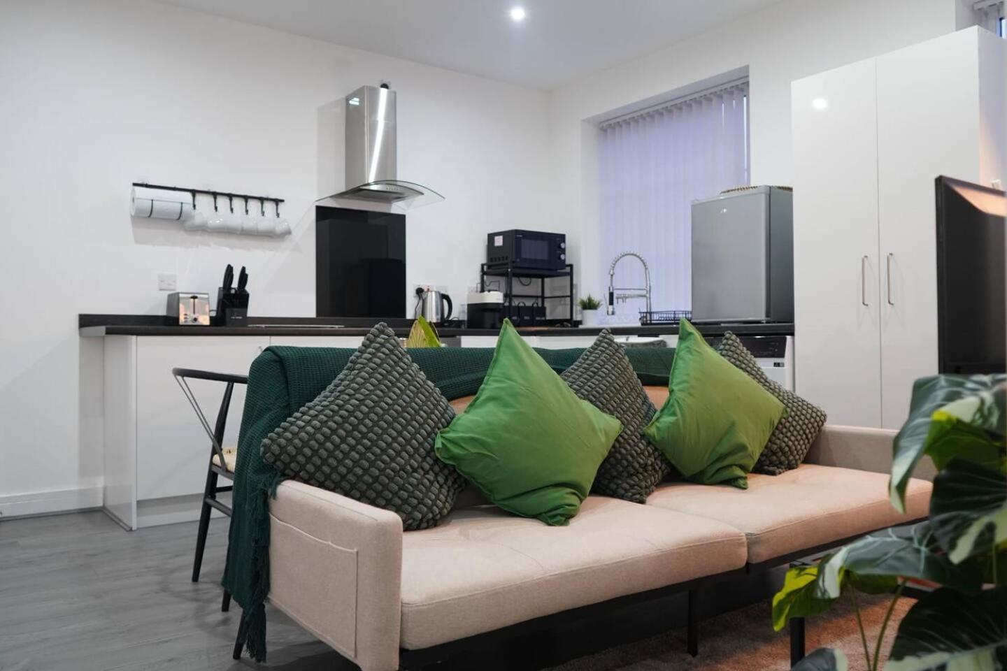 Modern 2br Flat Near Centre W Street Parking Apartment