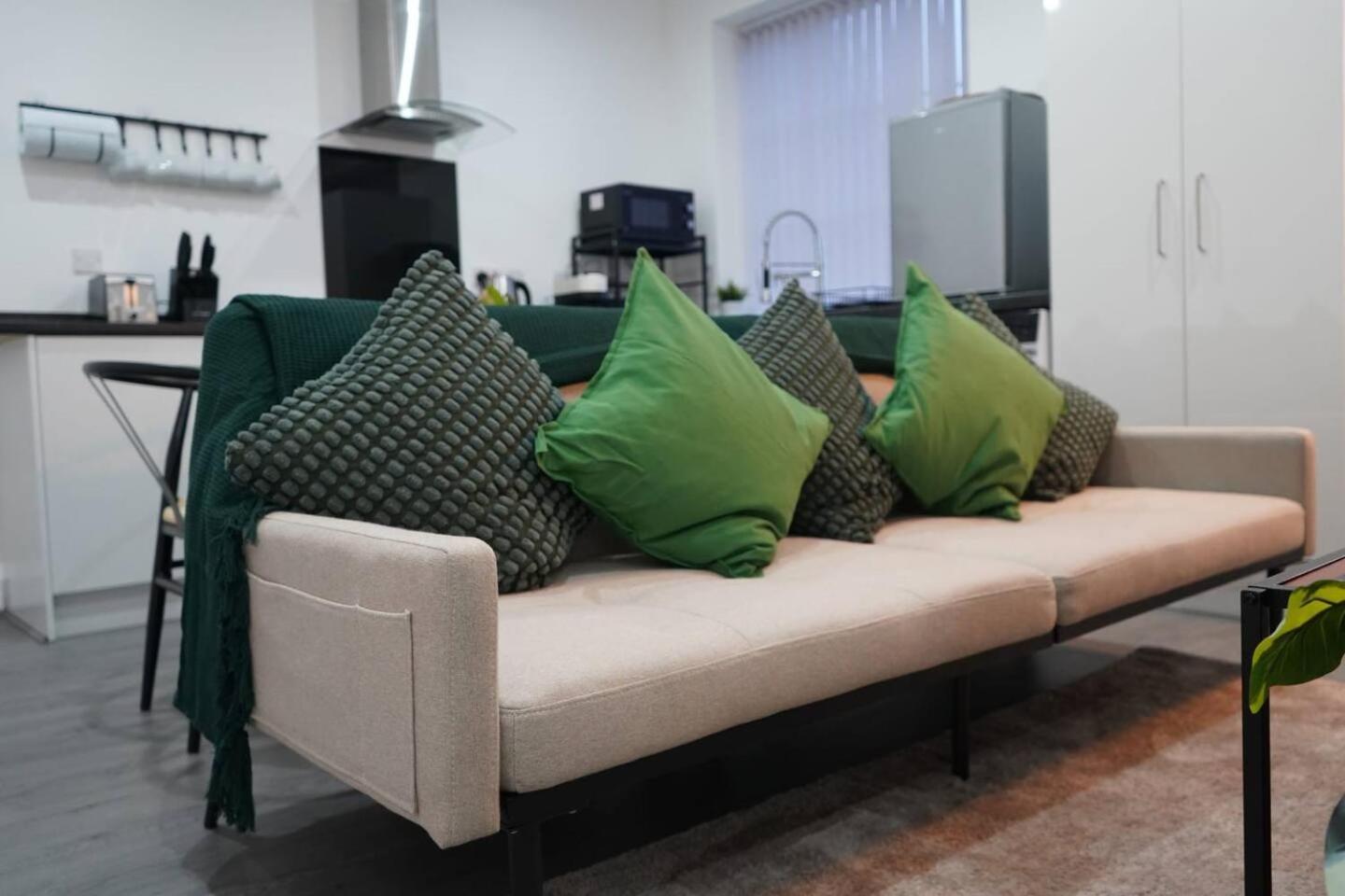 Modern 2br Flat Near Centre W Street Parking Apartment
