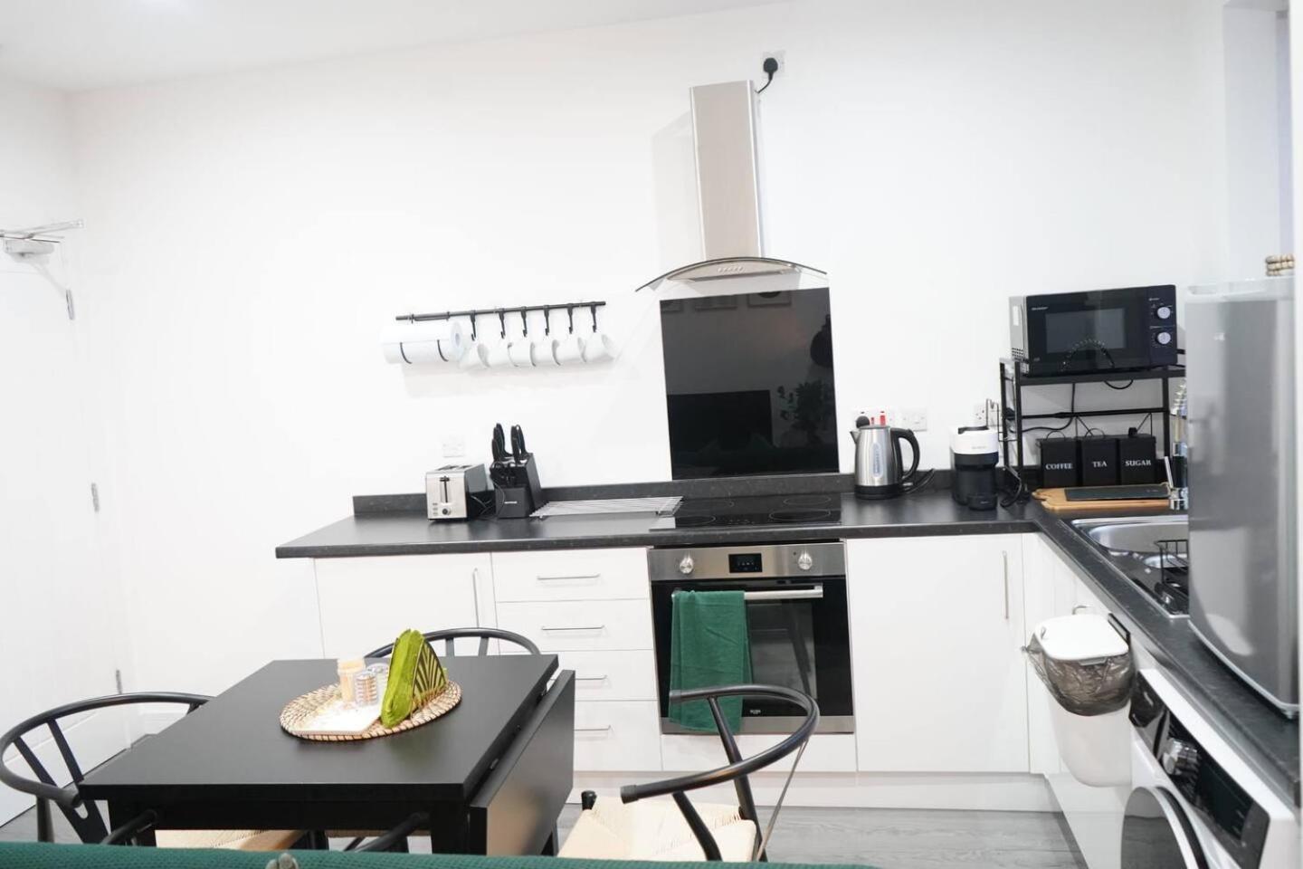 Modern 2br Flat Near Centre W Street Parking *