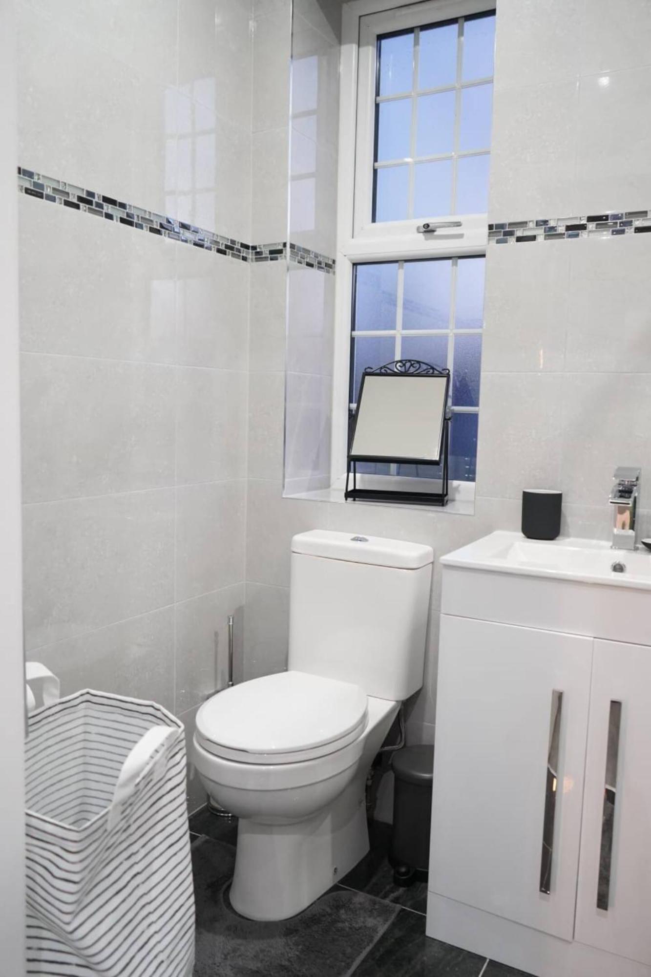 Modern 2br Flat Near Centre W Street Parking